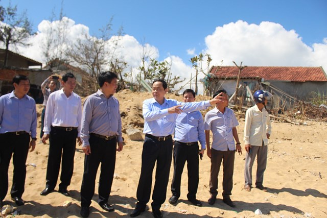 Phó Chủ tịch- Tổng thư ký Hầu A Lềnh động viên các gia đình bị thiệt hại do mưa lụt ở huyện Cẩm Xuyên, tỉnh Hà Tĩnh, tiếp tục vượt lên khó khăn, tái thiết lại cuộc sống.