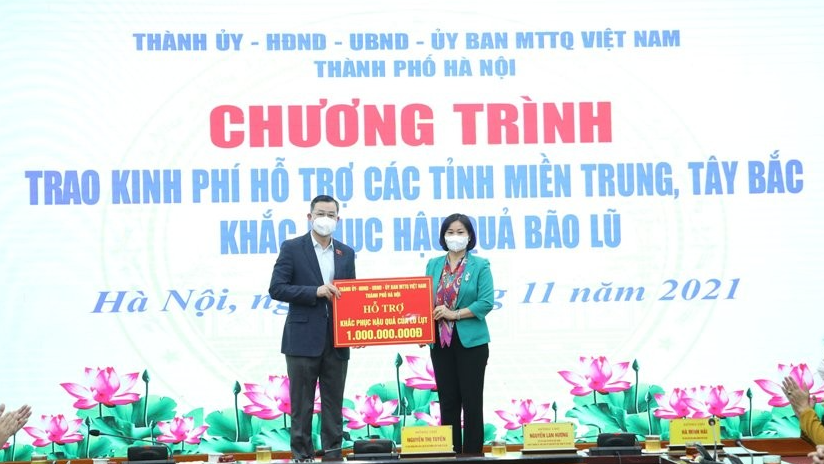 Phó Bí thư Thường trực Thành ủy Nguyễn Thị Tuyến trao hỗ trợ cho tỉnh Hòa Bình