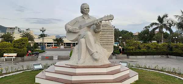 Tượng nhạc sĩ Trinh Công Sơn