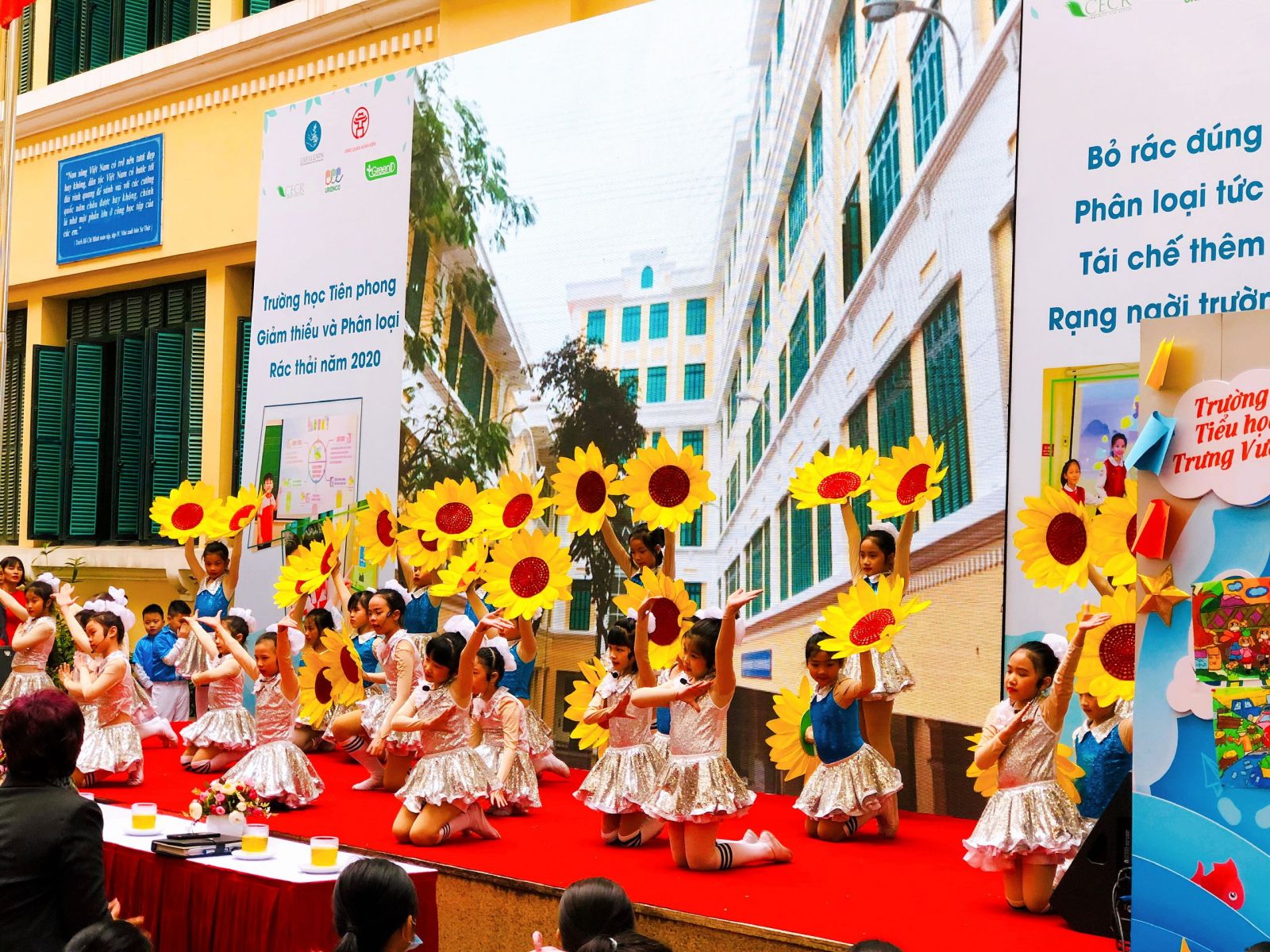 Liên khúc “Mái trường em học bao điều hay” do các em học sinh trường   Tiểu học Trưng Vương biểu diễn