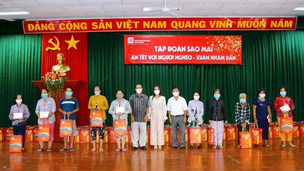 Tập đoàn Sao Mai mang Tết đến với người nghèo