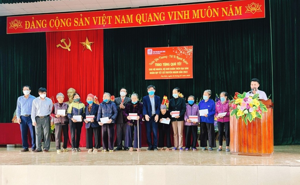 Tập đoàn Sao Mai mang Tết đến với người nghèo