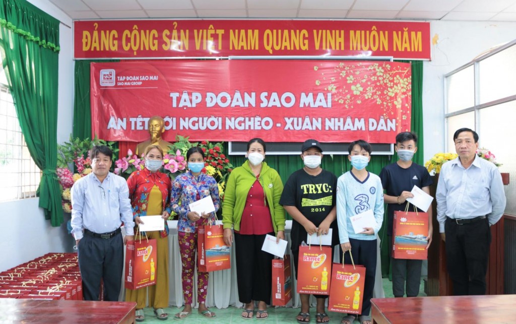 Tập đoàn Sao Mai mang Tết đến với người nghèo