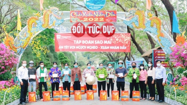 Tập đoàn Sao Mai mang Tết đến với người nghèo
