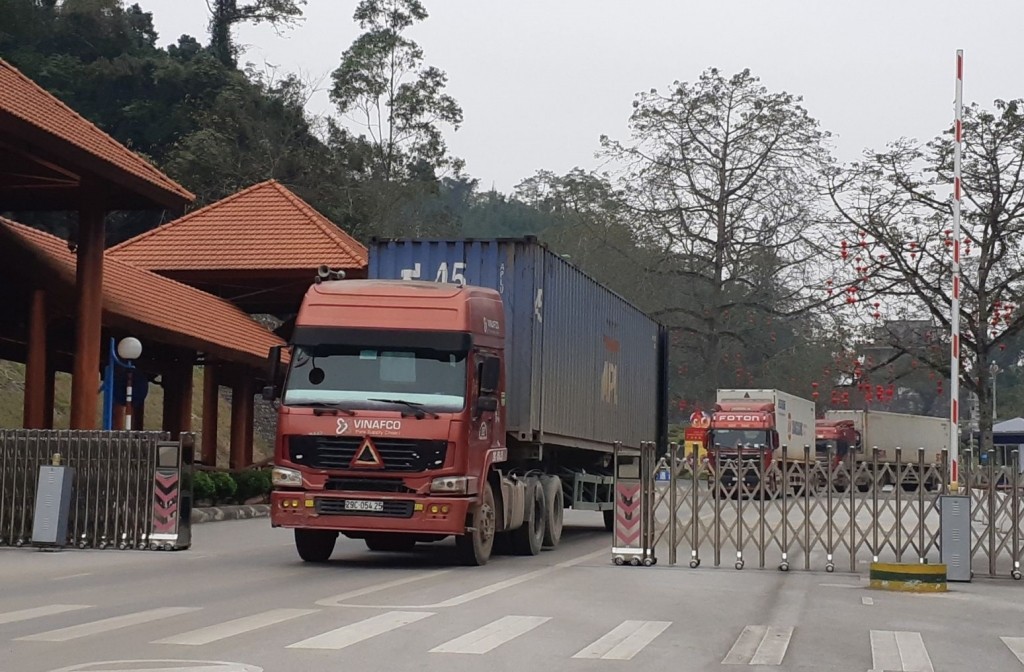 Xe chở nông sản xuất khẩu sang Trung Quốc vẫn ùn ứ tại cửa khẩu