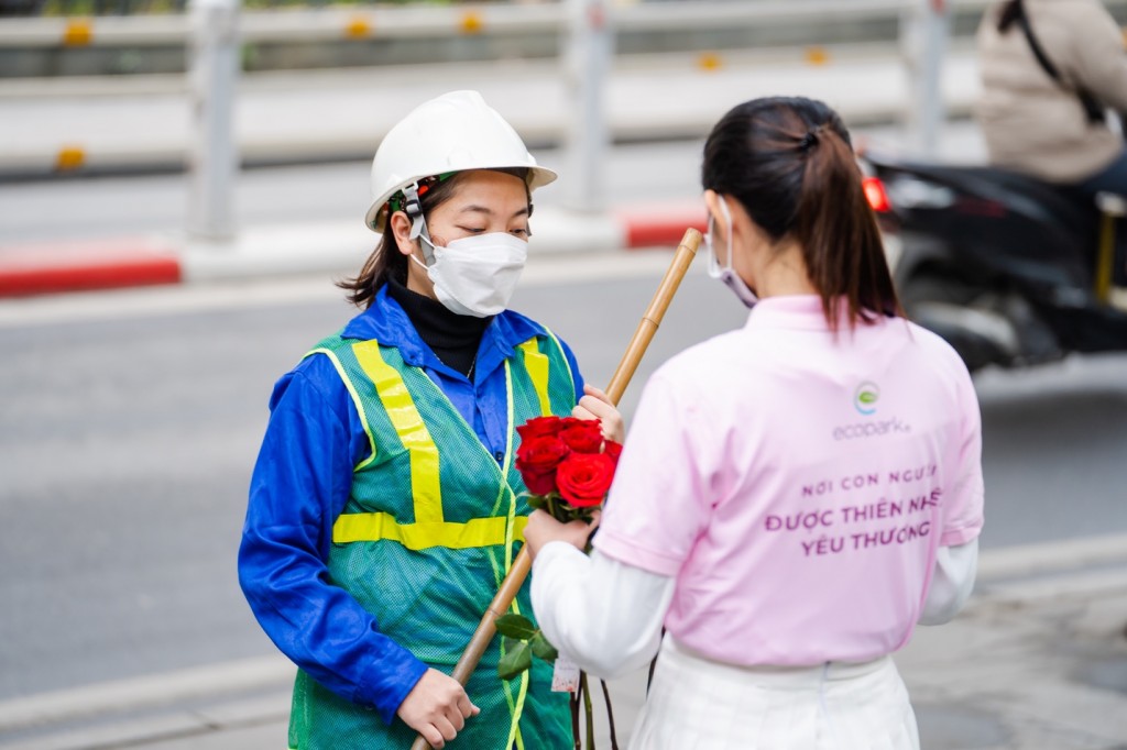 Valentine 2022: Màn tỏ tình ấn tượng vừa diễn ra tại Hà Nội với 99.999 bông hồng