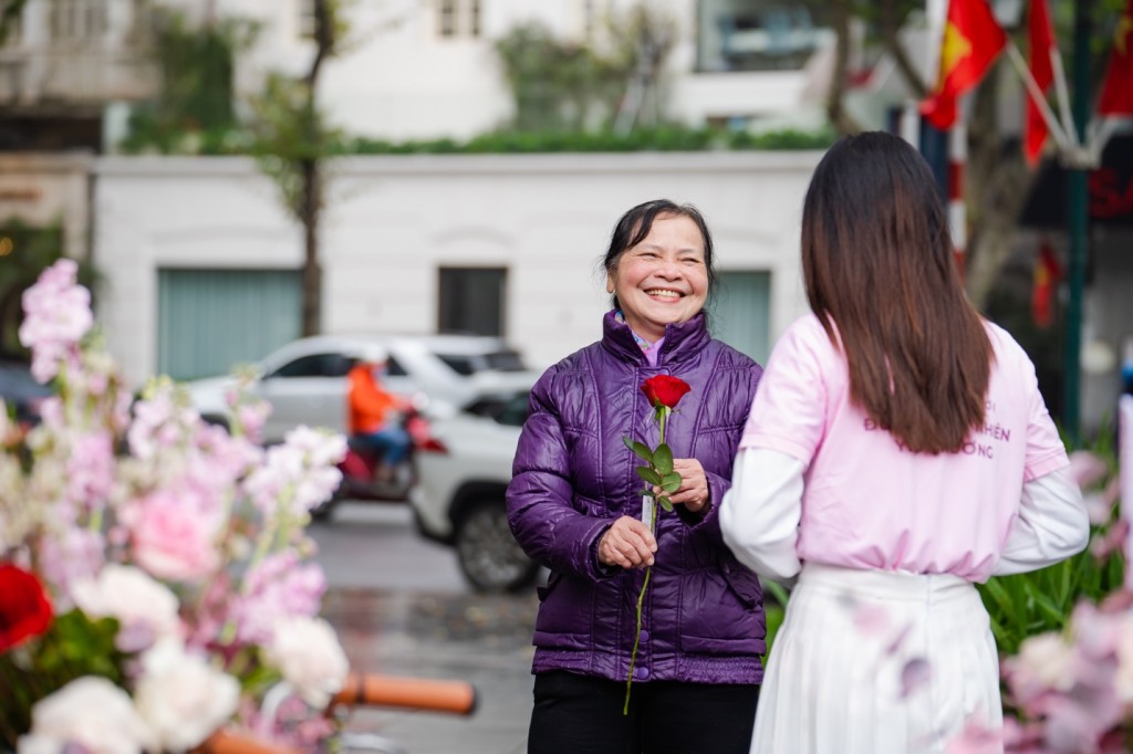 Valentine 2022: Màn tỏ tình ấn tượng vừa diễn ra tại Hà Nội với 99.999 bông hồng