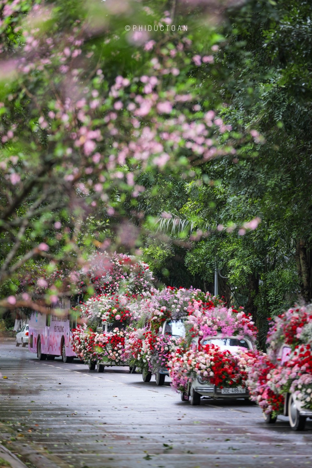 Valentine 2022: Màn tỏ tình ấn tượng vừa diễn ra tại Hà Nội với 99.999 bông hồng