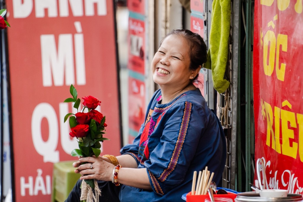 Valentine 2022: Màn tỏ tình ấn tượng vừa diễn ra tại Hà Nội với 99.999 bông hồng