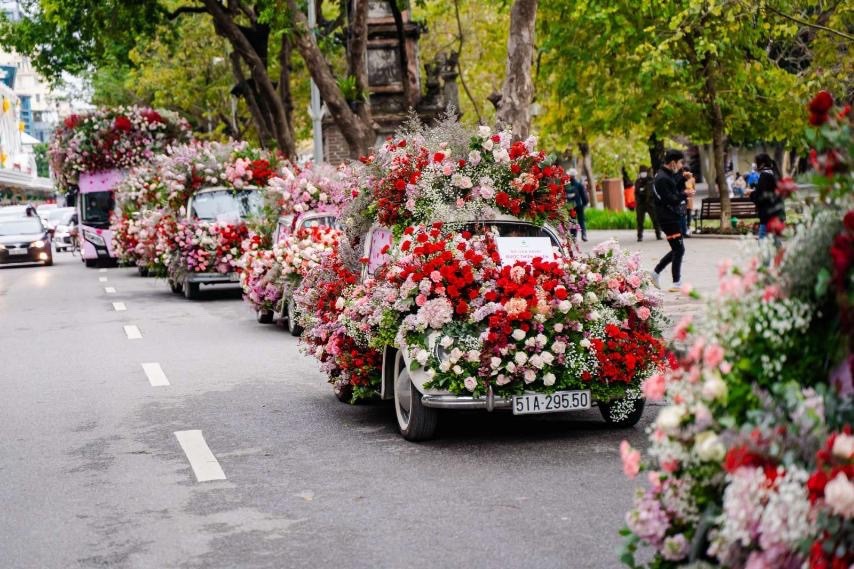 Valentine 2022: Màn tỏ tình ấn tượng vừa diễn ra tại Hà Nội với 99.999 bông hồng