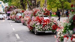 Valentine 2022: Màn tỏ tình ấn tượng vừa diễn ra tại Hà Nội với 99.999 bông hồng