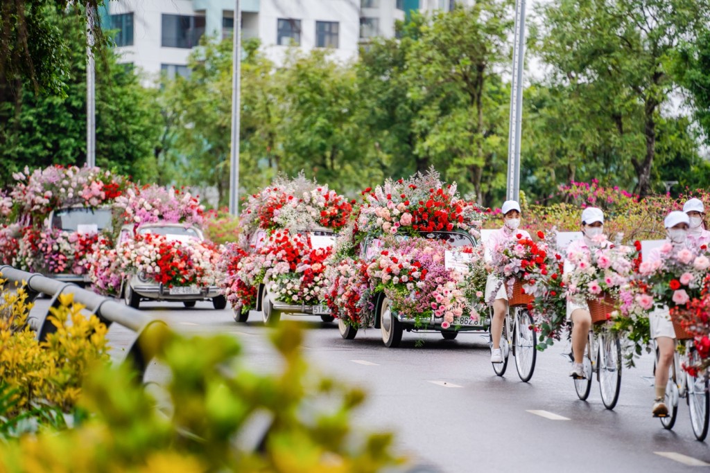 Valentine 2022: Màn tỏ tình ấn tượng vừa diễn ra tại Hà Nội với 99.999 bông hồng