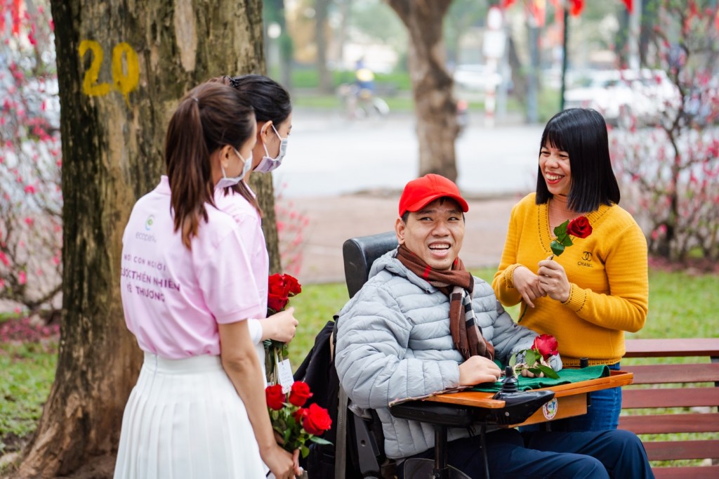 Valentine 2022: Màn tỏ tình ấn tượng vừa diễn ra tại Hà Nội với 99.999 bông hồng