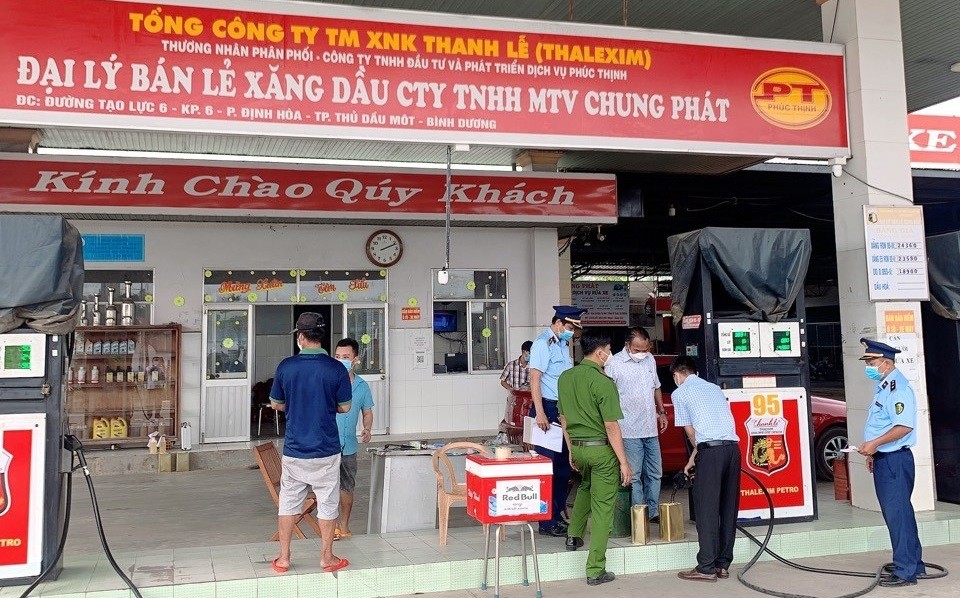 Hai doanh nghiệp kinh doanh xăng dầu kém chất lượng ở Bình Dương bị tước giấy phép