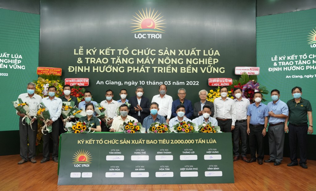 Tập đoàn Lộc Trời bao tiêu 2 triệu tấn lúa, tặng 123 máy nông nghiệp cho nông dân