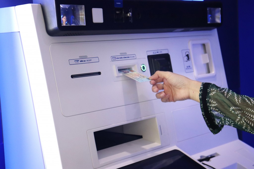 Nhiều ngân hàng bắt đầu cho phép nộp, rút tiền bằng căn cước công dân tại cây ATM