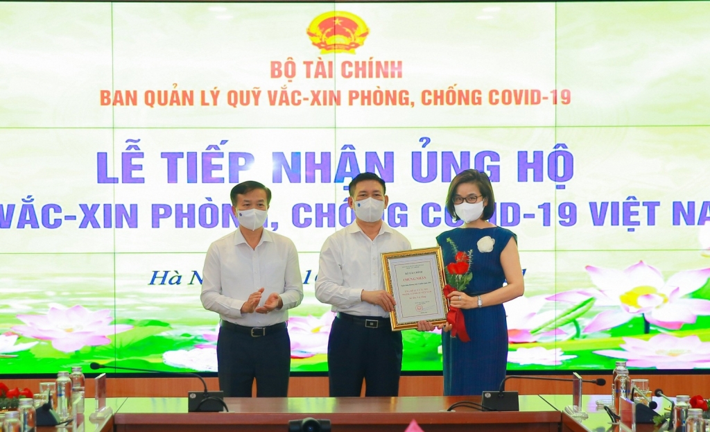 Bộ Tài chính tiếp nhận 5 tỷ đồng ủng hộ Quỹ Vắc xin phòng, chống Covid-19 từ NCB