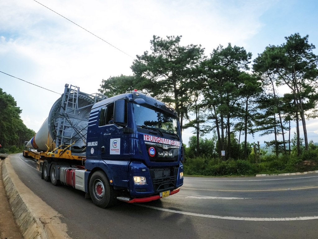 Nỗ lực vận chuyển các thiết bị đến nhà máy điện gió lớn nhất Việt Nam