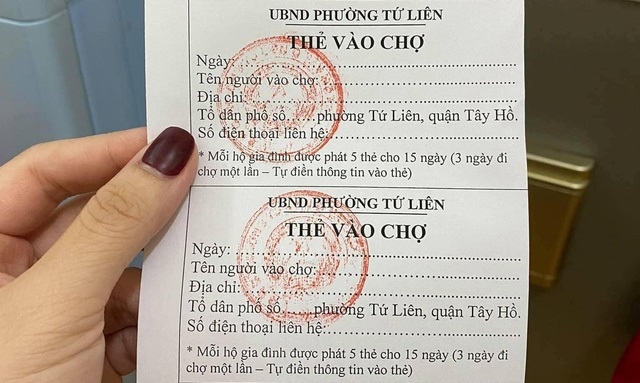 Một số phường ở Hà Nội phát “thẻ đi chợ” cho người dân theo ngày chẵn, lẻ