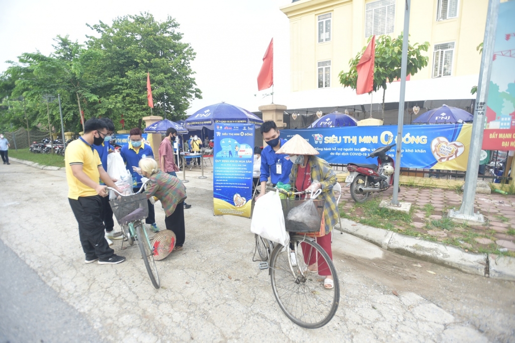 “Siêu thị mini 0 đồng ở Hà Nội”: Nơi sẻ chia những tấm lòng trong đại dịch