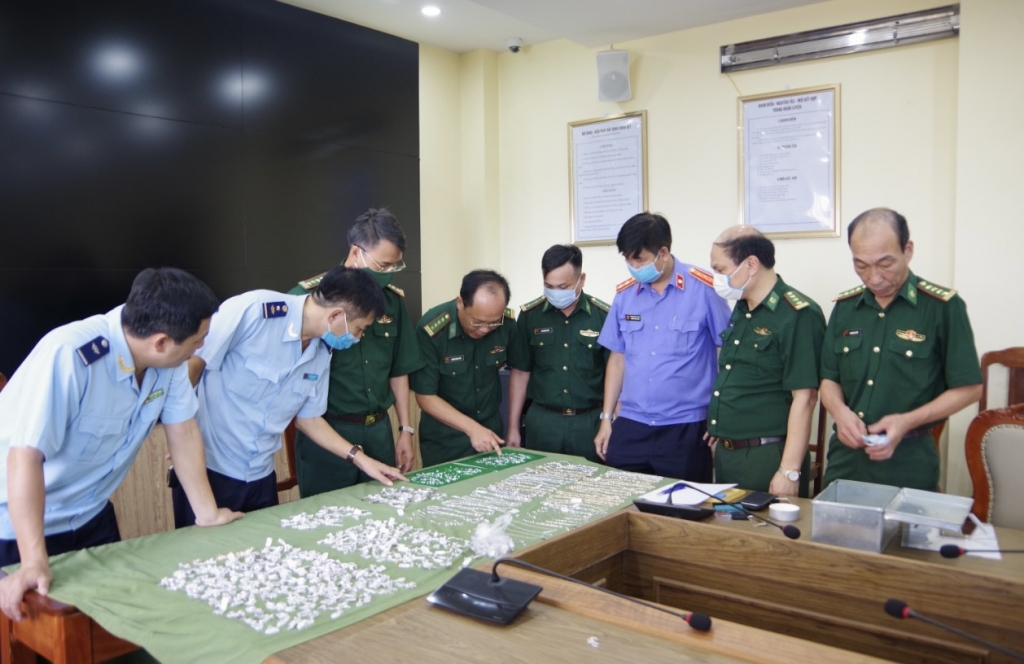 Ban Chỉ đạo 389 quốc gia khen vụ bắt 1.760 viên kim cương và vàng