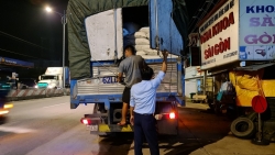 Xe “luồng xanh” chở 20 tấn hạt nhựa vi phạm nhãn hàng hóa ở Tiền Giang