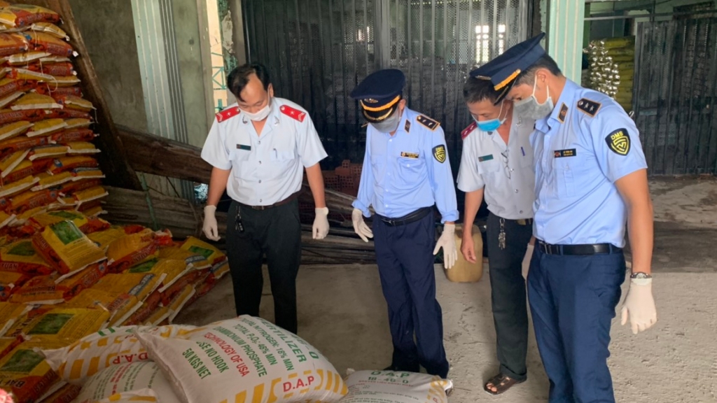 Gần 10 tấn phân bón ghi do Công ty Việt Thắng và Vạn Phú Nông sản xuất vi phạm