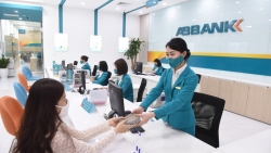 Nữ thư ký ABBank bị phát hiện “ỉm” thương vụ bán lượng lớn cổ phiếu