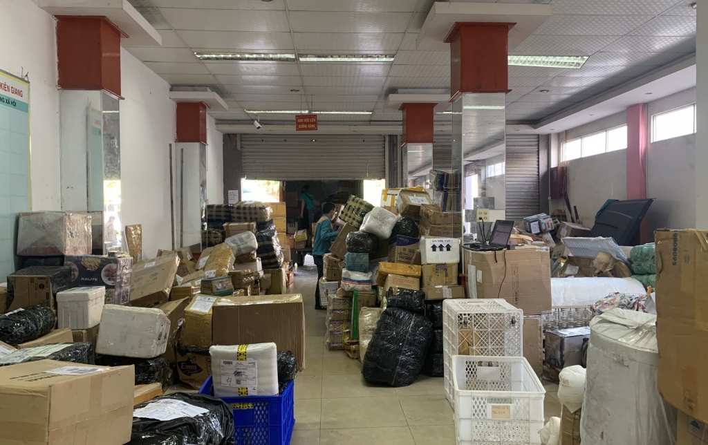 Phát hiện lượng lớn hàng hóa vi phạm tại chi nhánh Bưu chính Viettel Kiên Giang