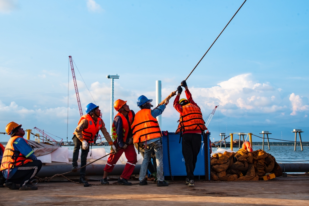 Trungnam Group hoàn tất lắp đặt trụ gió cuối cùng tại dự án điện gió Đông Hải 1 ở Trà Vinh