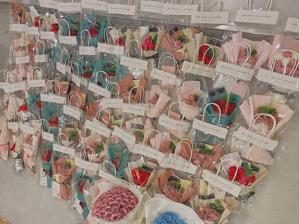 Hà Nội: Cửa hàng bán hoa, quà tặng vẫn đắt khách dù dịch bệnh