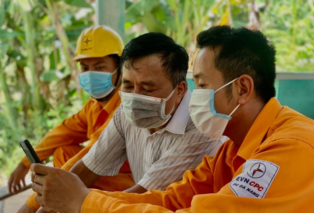 Thủ tướng yêu cầu xem xét giảm chi phí các mặt hàng thiết yếu như điện, xăng dầu