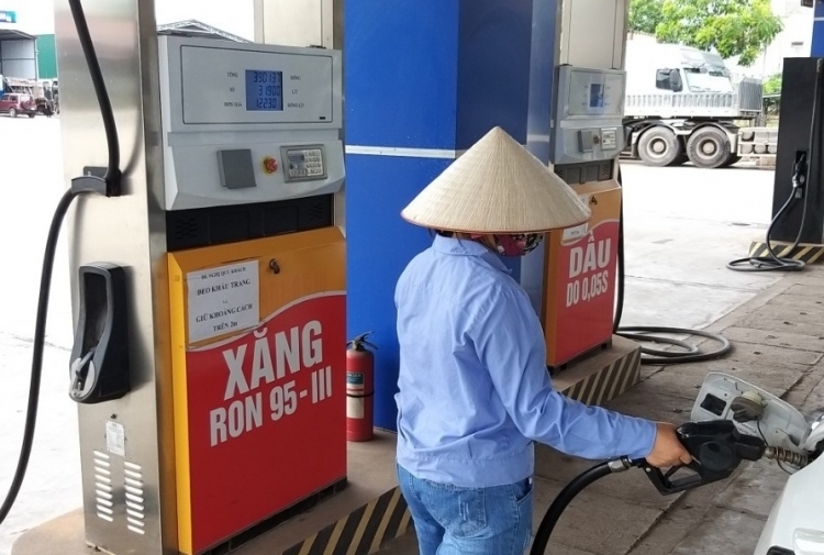Thủ tướng yêu cầu xem xét giảm chi phí các mặt hàng thiết yếu như điện, xăng dầu