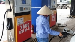 Thủ tướng yêu cầu xem xét giảm chi phí các mặt hàng thiết yếu như điện, xăng dầu