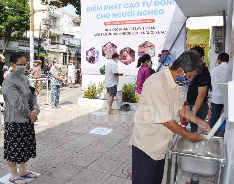 ATM gạo miễn phí tại quận Tân Phú giúp người nghèo, người có hoàn cảnh khó khăn trong đại dịch Covid-19.