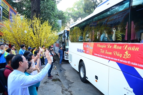 Theo đó, Trung tâm Hỗ trợ học sinh, sinh viên TP HCM triển khai chương trình “Chuyến xe mùa xuân” dành 3.000 vé xe miễn phí tặng cho sinh viên có hộ khẩu thuộc các tỉnh Miền Trung như: Bình Thuận, Ninh Thuận, Khánh Hoà, Phú Yên, Bình Định, Quảng Ngãi, Quảng Nam, Đà Nẵng, Huế, Quảng Trị, Quảng Bình, Hà Tĩnh, Nghệ An, Thanh Hoá. Đồng thời, ưu tiên sinh viên có hoàn cảnh khó khăn thuộc các tỉnh bị thiệt hại nặng trong các đợt bão lũ; sinh viên thuộc vùng biên giới, vùng khó khăn, dân tộc thiểu số; tích cực tham gia các hoạt động Đoàn - Hội, công tác xã hội; nhiều năm chưa về quê đón tết. Cách thức tham gia: Sinh viên, học sinh đăng ký online theo mẫu trên website: https://cxmx.sac.vn/. Sau khi đăng ký online, ban tổ chức sẽ thông báo qua email, tin nhắn của từng sinh viên đạt yêu cầu. Các sinh viên nhận được email đạt yêu cầu trực tiếp nộp đầy đủ hồ sơ và nhận vé tại Trung tâm Hỗ trợ Học sinh, sinh viên TP ( địa chỉ 33 Nguyễn Thị Minh Khai, Quận 1) từ ngày 21 - 26/1. Lễ tiễn sinh viên khó khăn về quê đón Tết sẽ diễn ra lúc 5 giờ 30 sáng ngày 2/2/2021 (ngày 21 tháng Chạp âm lịch). Bên cạnh đó, Trung tâm Hỗ trợ thanh niên công nhân Thành phố Hồ Chí Minh cũng triển khai chương trình “Chuyến xe thanh niên công nhân sum vầy năm 2021”. Theo đó, Trung tâm dành tặng 2.000 vé xe cho thanh niên các tỉnh miền Trung có hoàn cảnh khó khăn về quê đón tết. Ngoài ra, Trung tâm còn phối hợp với một số đơn vị tặng 450 vé máy bay cho thanh niên công nhân đang làm việc tại TP HCM về Đà Nẵng và Hà Nội. Thanh niên công nhân khó khăn có nhu cầu nhận vé xe về quê đón tết liên hệ nhộp hồ sơ tại: Văn phòng khu lưu trú Sadeco Lô X01-06 Bùi Văn Ba, phườngTân Thuận Đông, quận 7 (Thành phố Hồ Chí Minh, hạn chót ngày 15/1. Với sinh viên không có điều kiện về quê ăn tết, Trung tâm Hỗ trợ học sinh, sinh viên Thành phố Hồ Chí Minh vận động 500 đơn vị, cá nhân tuyển dụng, giới thiệu 3.000 việc làm tết cho sinh viên có nhu cầu. Các việc làm được tuyển dụng nhiều là thu ngân, nhân viên kho, nhân viên lên hàng, gói quà, chế biến tại siêu thị, phục vụ, phụ bếp, giữ xe nhà hàng, chuỗi cửa hàng ăn uống, nhân viên kho bãi, giao hàng… với mức thu nhập trung bình từ 20.000 đồng – 50.000 đồng/giờ, hoặc 160.000 – 300.000 đồng/ngày, tùy theo thời gian, thời điểm làm việc và khối lượng công việc. Đối với sinh viên làm việc trong ngày Tết Nguyên đán, doanh nghiệp trả lương cao gấp đôi hoặc tặng tiền thưởng, bao lì xì. Cùng với đó, Trung tâm sẽ tổ chức buổi họp mặt sinh viên đón tết xa nhà với nhiều hoạt động: giao lưu văn nghệ với các nghệ sỹ, nhận quà tết và bao lì xì từ chương trình.