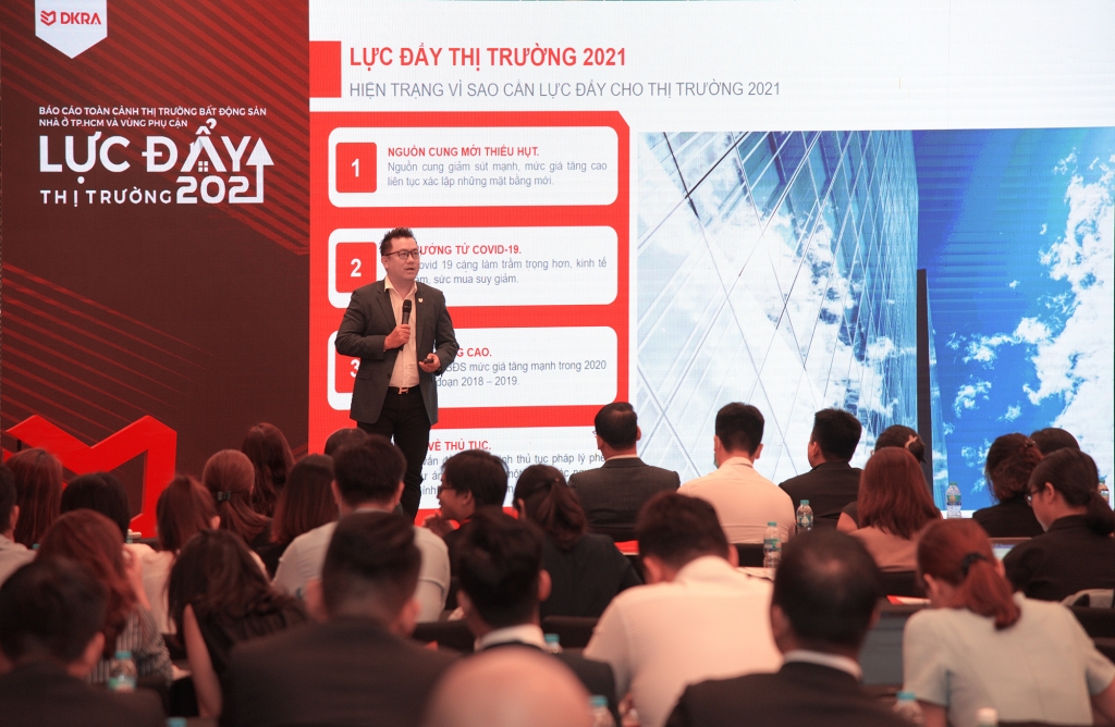 Ông Phạm Lâm - CEO DKRA Vietnam trình bày chủ đề “Lực đẩy cho thị trường 2021”