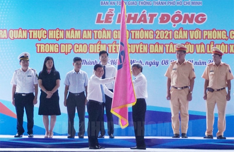 Chủ tịch UBND TPHCM Nguyễn Thành Phong trao cờ lệnh phát động Năm ATGT 2021