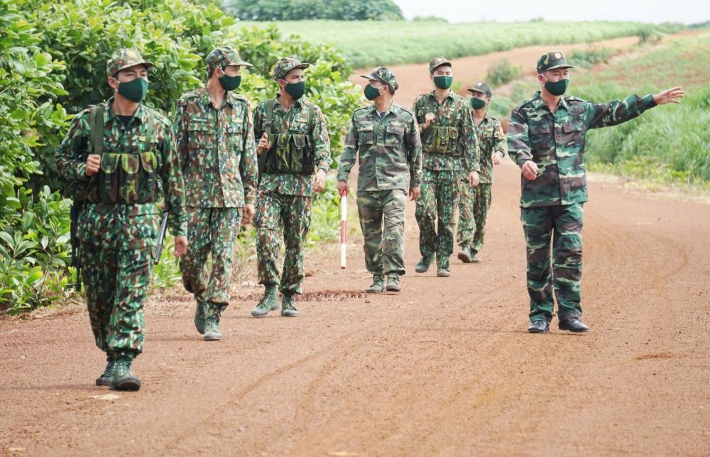 Cán bộ, chiến sĩ Đồn biên phòng Chàng Riệc (Tây Ninh) tuần tra biên giới ngăn nhập cảnh trái phép (Ảnh: Báo Tây Ninh)