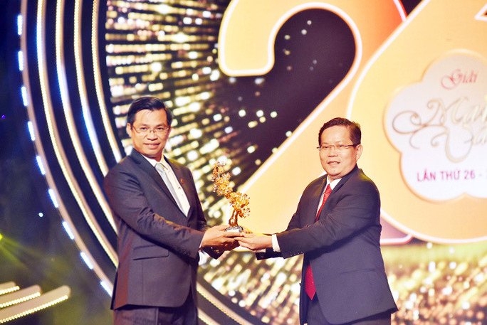 Ông Trần Ngọc Tâm – Tổng Giám đốc Nam A Bank (bìa trái) tiếp nhận “Nhành Mai Vàng” từ Tổng biên tập Báo Người Lao Động – ông Tô Đình Tuân