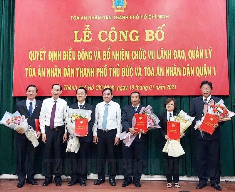 Trưởng Ban Nội chính Thành ủy TPHCM Lê Thanh Liêm và các đại biểu chúc mừng các đồng chí được nhận quyết định tại buổi lễ.