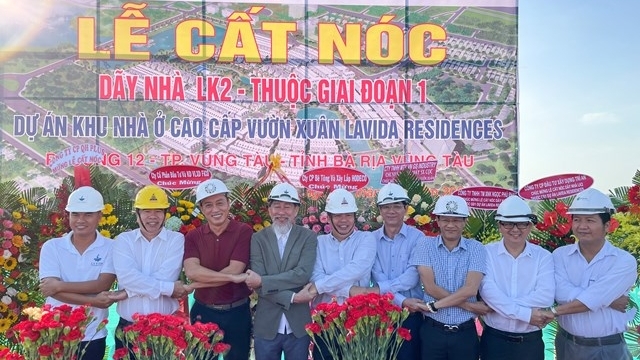 Cất nóc nhà phố vườn thuộc giai đoạn 1 dự án La Vida Residences