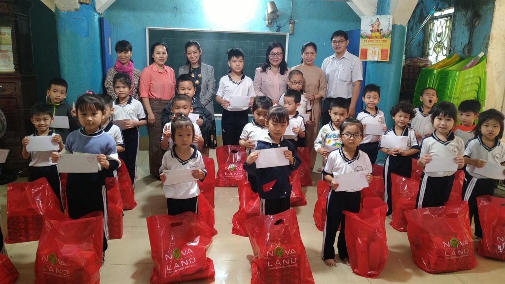 Quỹ Vì người nghèo quận 1 cùng đại diện Nova Group tặng quà cho trẻ có hoàn cảnh khó khăn tại Lớp học tình thương Chùa Vạn Thọ