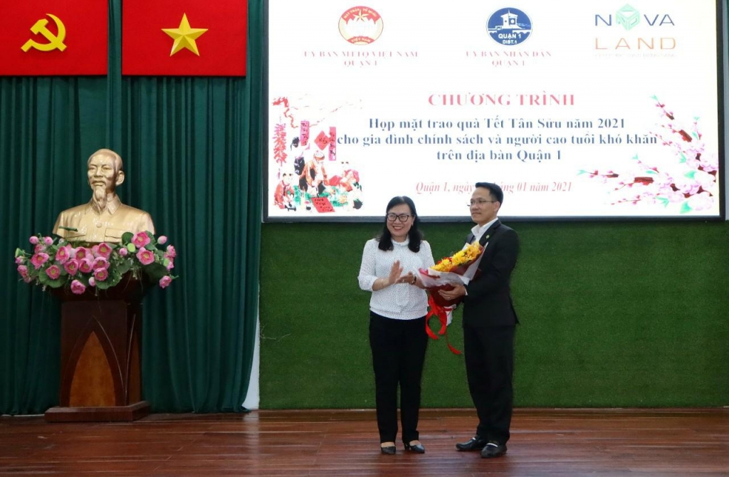 Bà Phạm Thị Ngọc Minh, Phó Chủ tịch Ủy ban Mặt trận Tổ quốc Quận 1 tặng hoa cho Đại diện Nova Group
