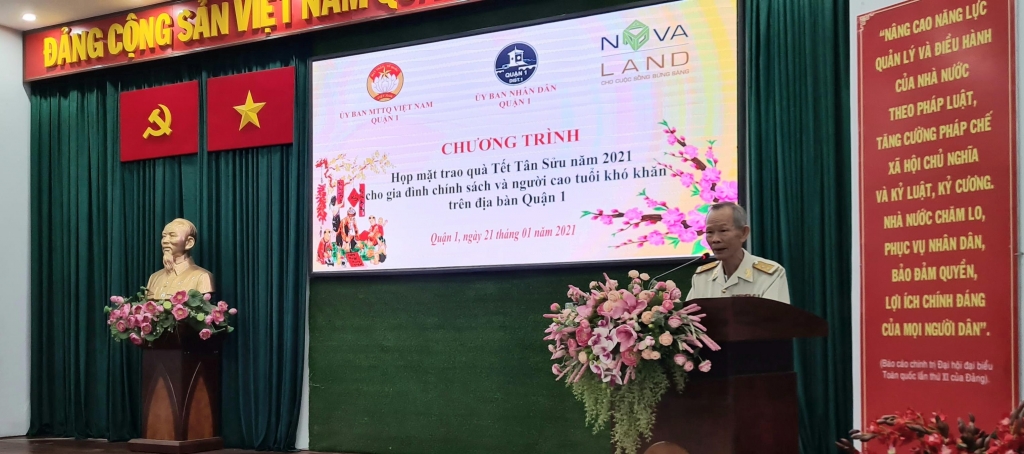 Bác Nguyễn Xuân Mậu thay mặt các hộ gia đình chính sách, hộ nghèo gửi lời cảm ơn tới lãnh đạo Quận 1 và Nova Group