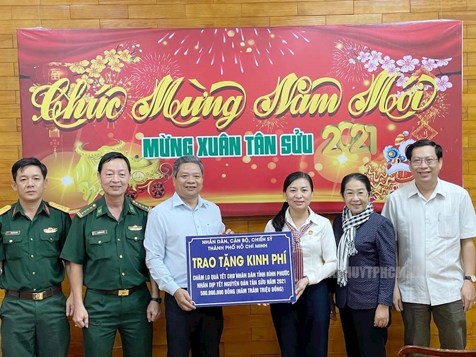 Phó Chủ tịch Ủy ban MTTQ Việt Nam TP Phan Kiều Thanh Hương cùng các đại biểu trao tặng kinh phí 500 triệu đồng cho tỉnh Bình Phước để hỗ trợ chăm lo Tết 