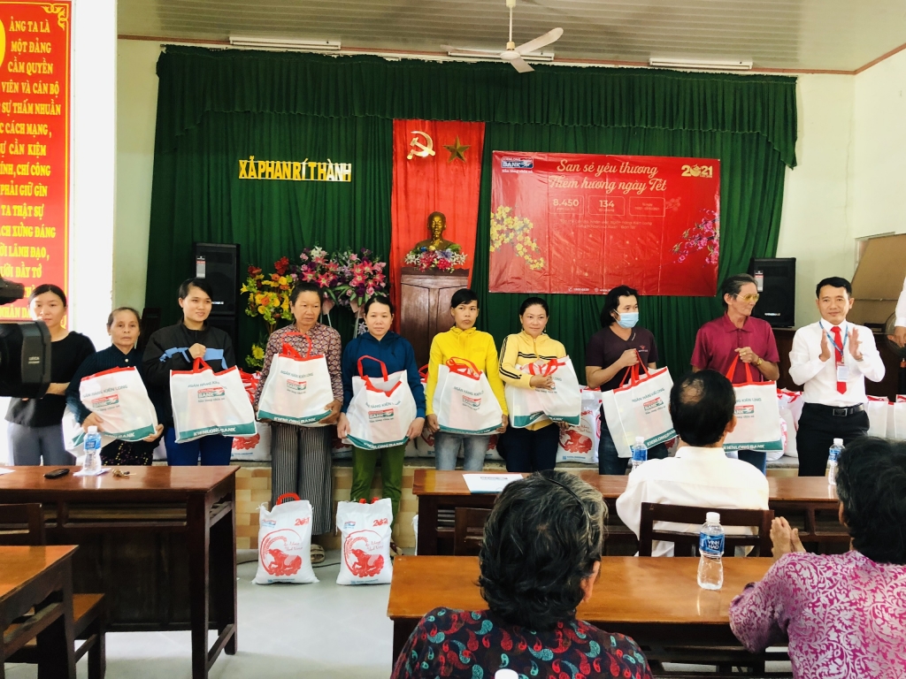 Kienlongbank trao tặng 8.450 phần quà Tết cho bà con khó khăn tại 134 địa phương