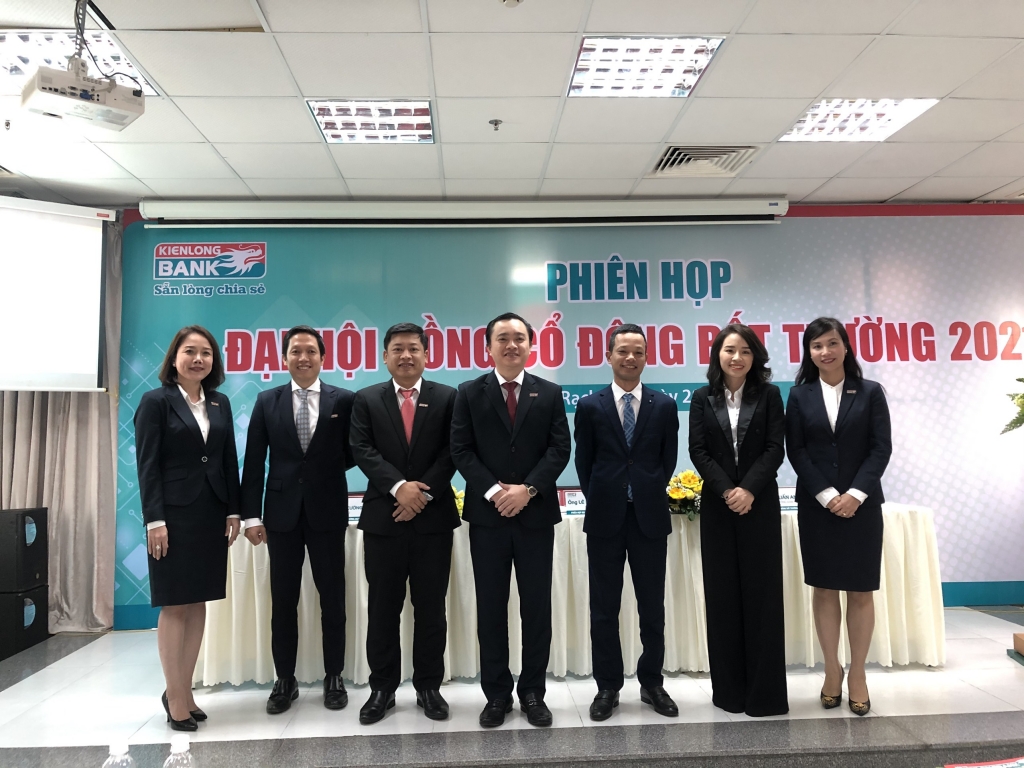 Cac thanh vien HDQT Kienlongbank chup anh luu niem tai phien hop