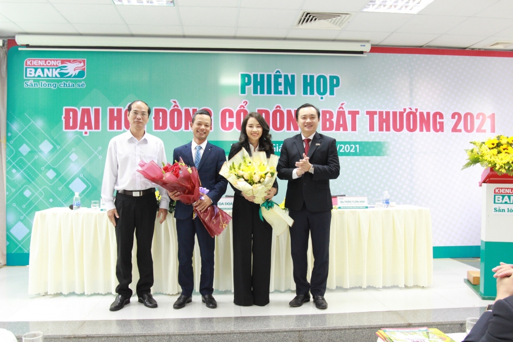 Lãnh đạo NHNN VN CN Kiên Giang cùng Ông Lê Khắc Gia Bảo - Chủ tịch HĐQT Kienlongbank tặng hoa chúc mừng Thành viên HĐQT Kienlongbank nhiệm kỳ 20