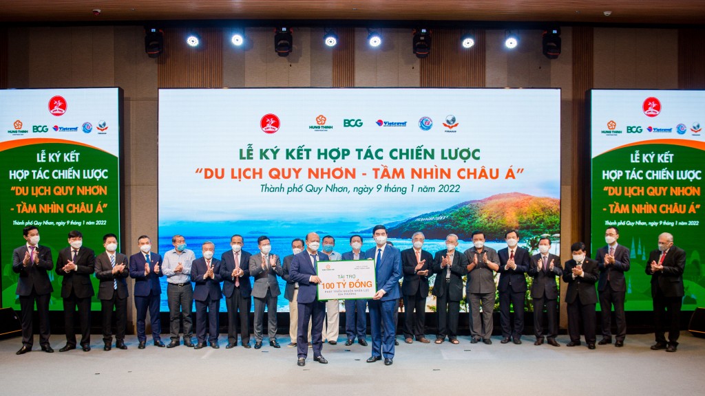 Ông Lê Trọng Khương - Tổng giám đốc Hưng Thịnh Land trao biểu trưng 100 tỷ đồng tài trợ đào tạo nhân lực du lịch tại Bình Định